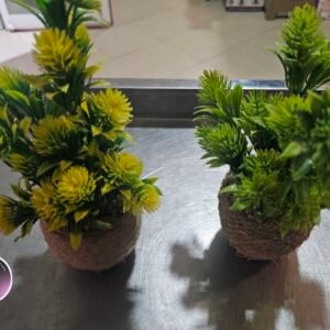مزهرية من الزهور الاصطناعية